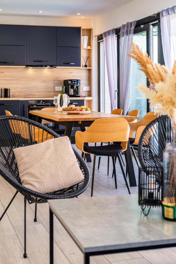 Villa Tm With Private Heated Pool, Poolhouse & Private Garage Милна Екстер'єр фото
